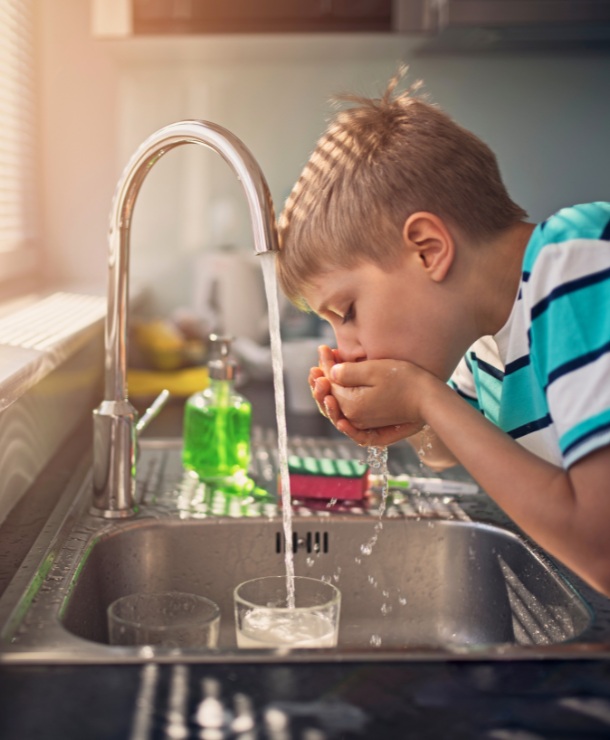 enfant qui boit Cov Up | une eau pure et saine à la maison